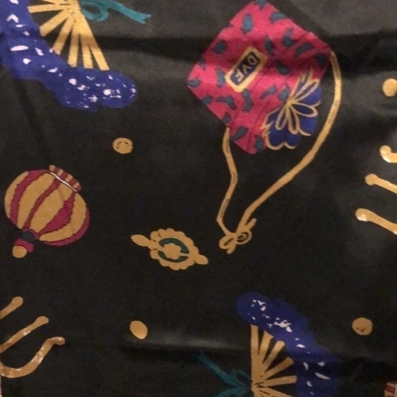 STUNNING 💥 Diane Von Furstenburg multi colored scarf with fringe EUC - Picture 3 of 3